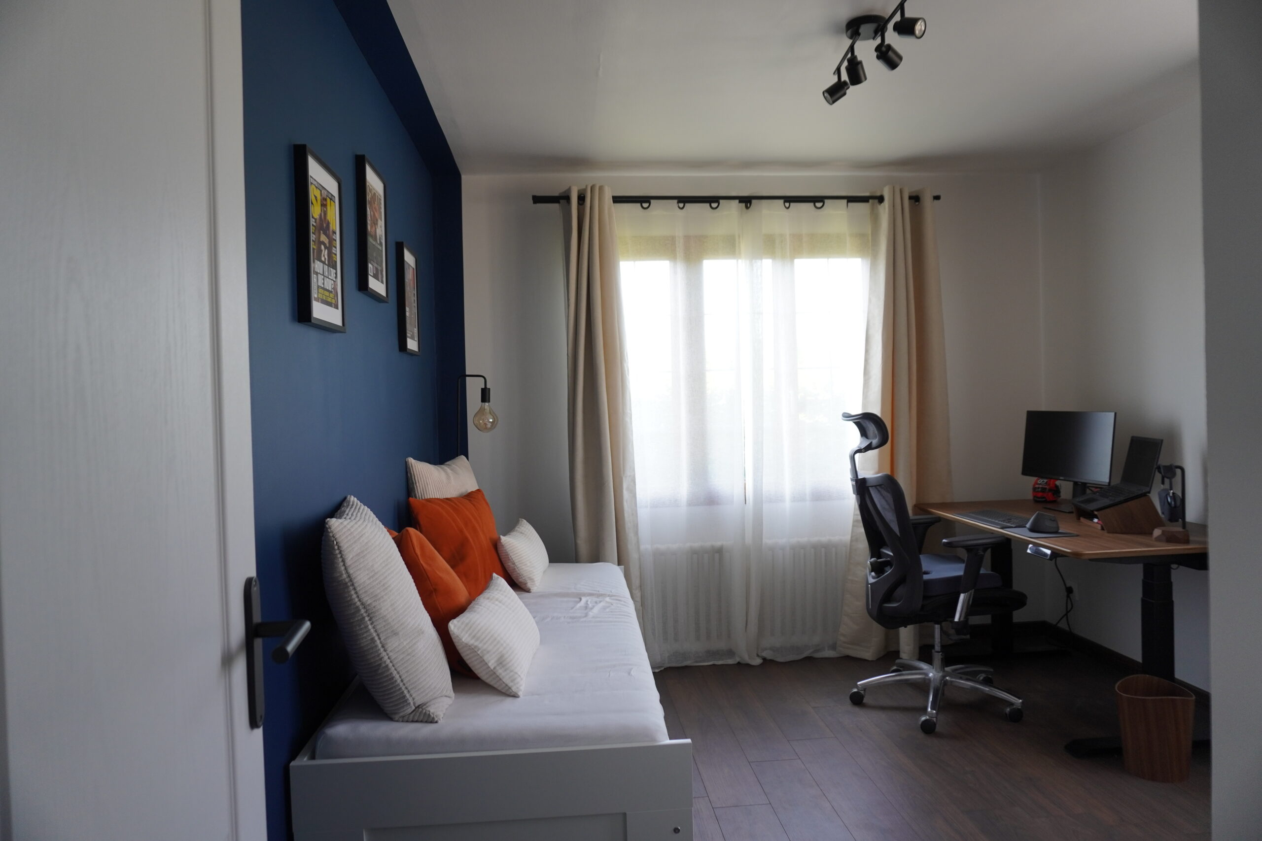 Bureau en noyer avec touches bleu et orange