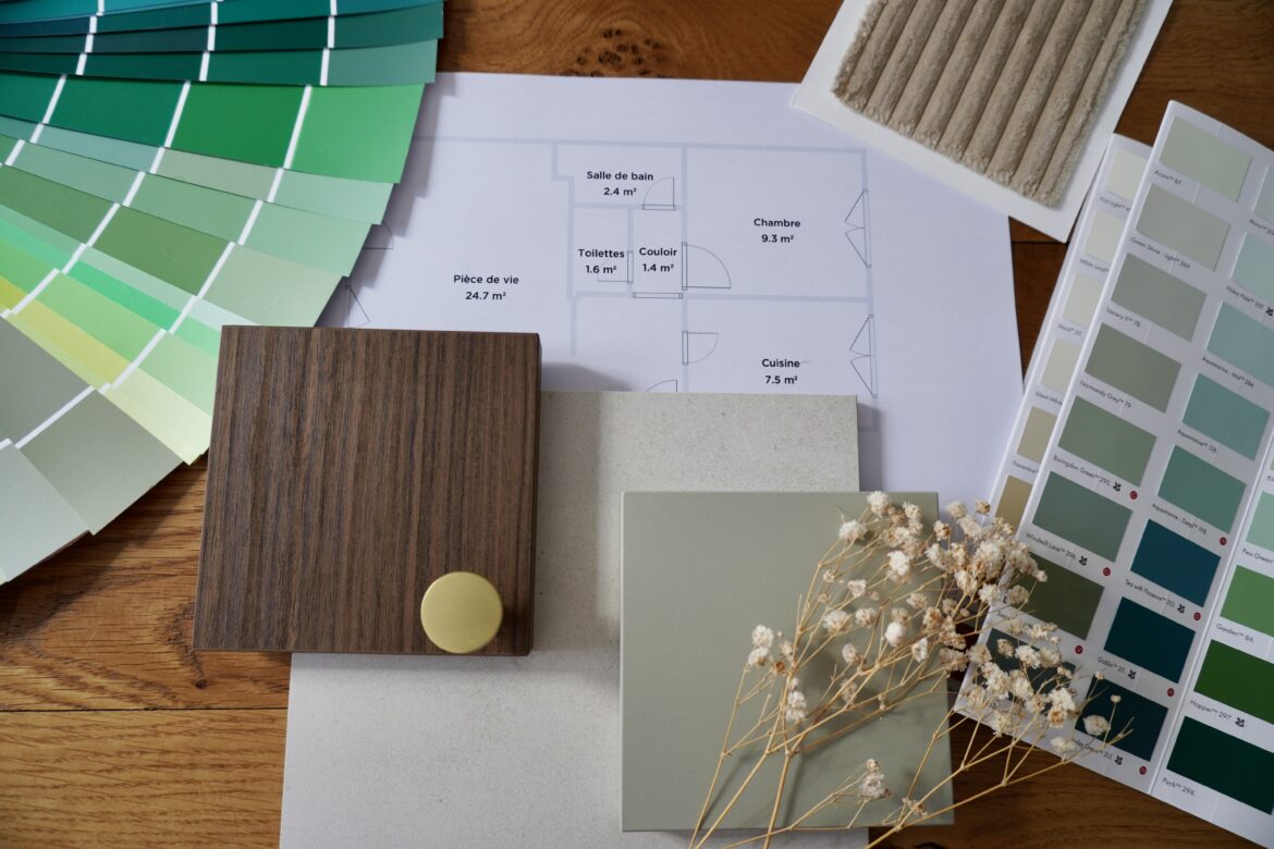 Moodboard de décoration intérieure comprenant des échantillons de matériaux, une palette de verts, un plan d’appartement et des textures naturelles, réalisé par Oléa.